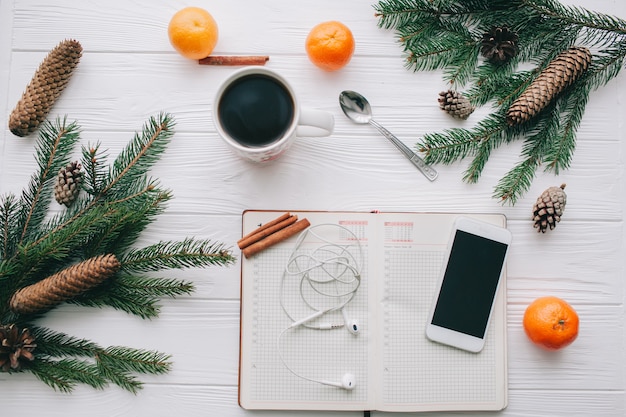 Foto concepto de navidad. juguetes y regalos en el fondo de madera