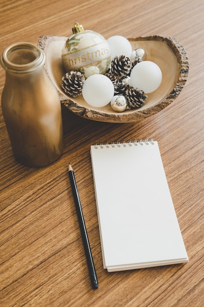 Concepto de la Navidad con el libro en blanco vacío con las decoraciones de la Navidad.