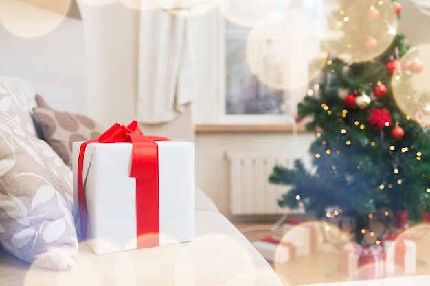 concepto de navidad, navidad, vacaciones, invierno y felicidad - caja de regalo en el autocar en casa