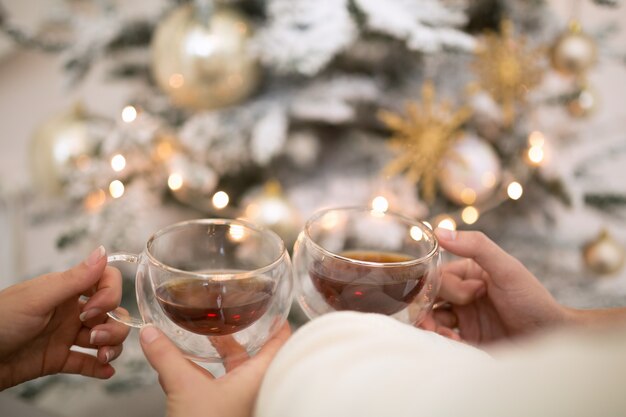 Concepto de Navidad y personas de pareja suave de invierno