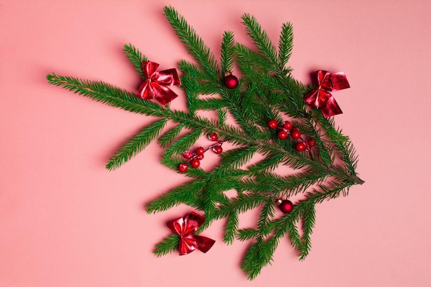 Concepto de navidad con ramas verdes de abeto con decoración navideña roja