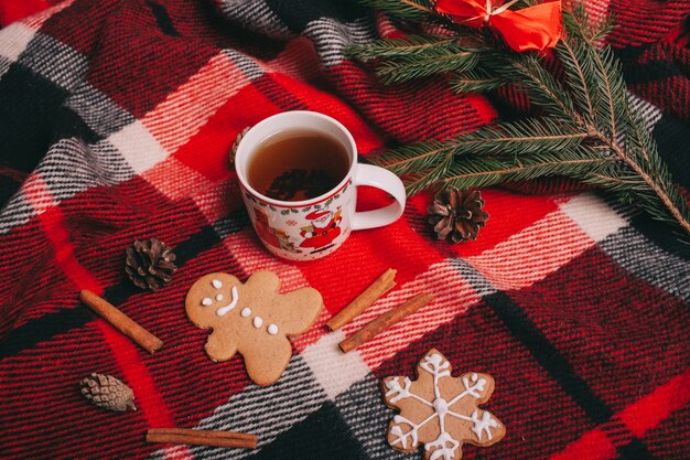 concepto de Navidad. taza de té y panes de jengibre