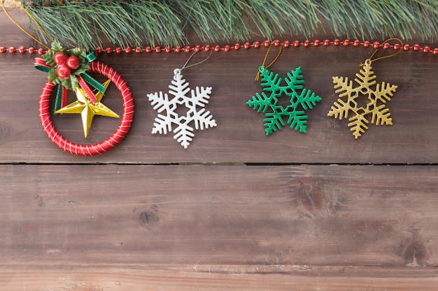 Concepto de navidad y temporada de vacaciones. vista superior de accesorios de adorno de navidad y árbol en tablón de madera vieja con espacio de copia.