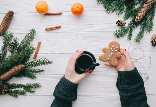 concepto de Navidad, wooman celebración coffeee taza