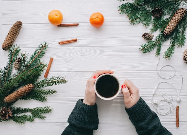 concepto de Navidad, wooman sosteniendo taza de café