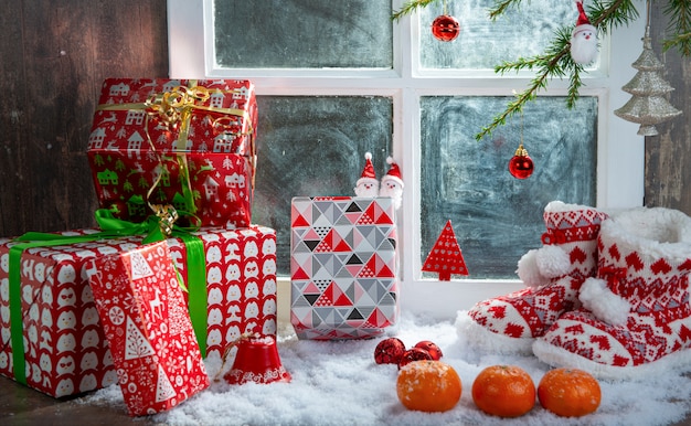 Concepto de Navidad con zapatillas, naranjas y regalos.