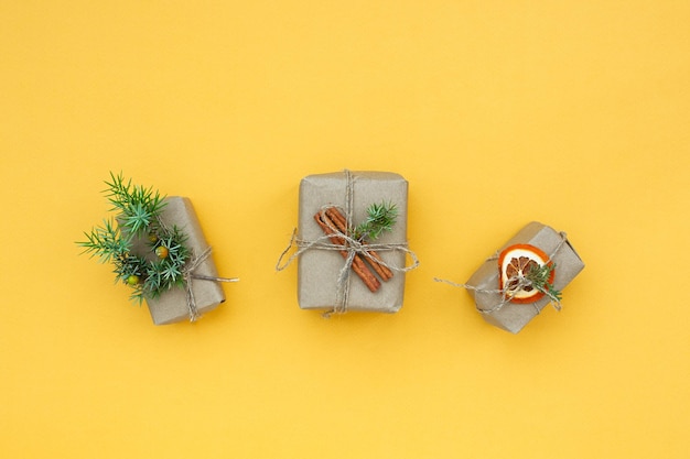 Concepto navideño de desperdicio cero. Materiales de regalo naturales ramas de abeto de papel cítricos secos canela