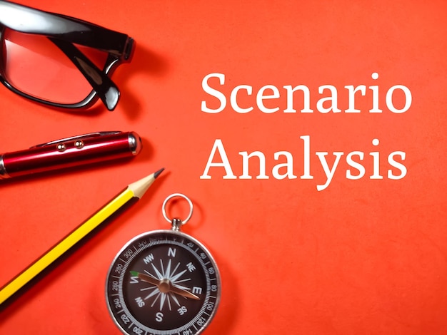 Concepto de negocio Análisis de escenarios de texto con penglassespencil y brújula sobre fondo rojo.