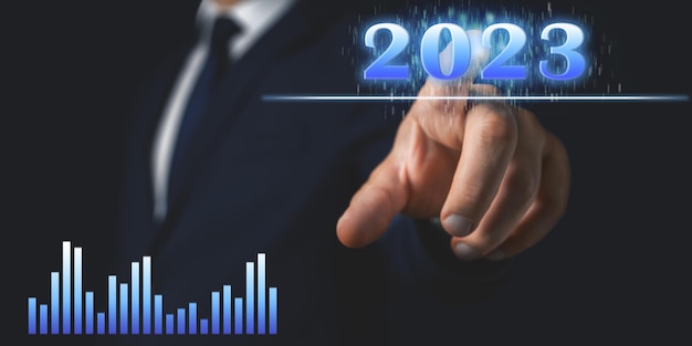 Concepto de negocio en el año 2023 El empresario toca el número 2023