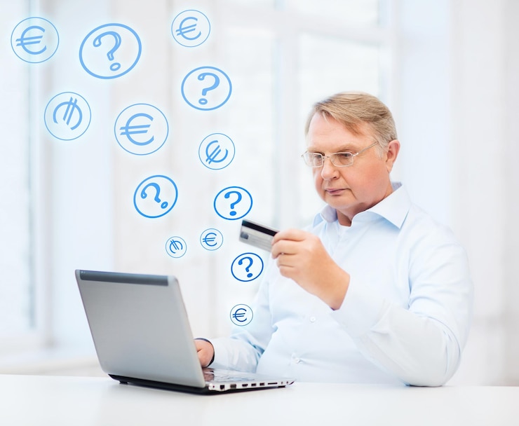 Foto concepto de negocio, banca en línea, compras por internet y vejez - anciano sonriente con computadora portátil y tarjeta de crédito en casa