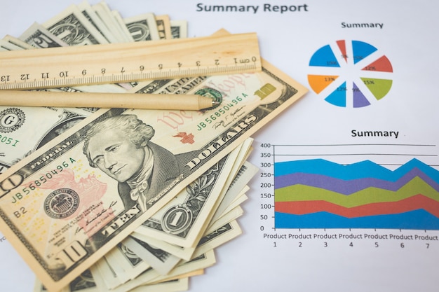 Concepto de negocio - billetes de dólares americanos y gráficos