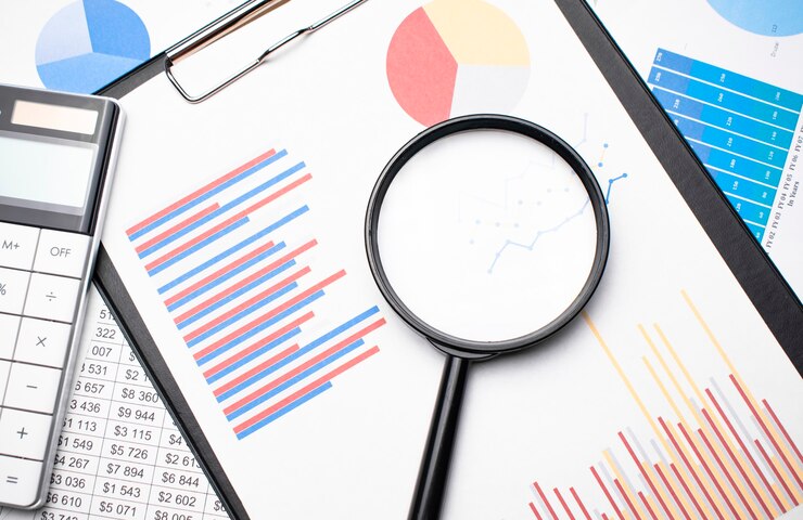 Concepto de negocio con calculadora y lupa en documentos