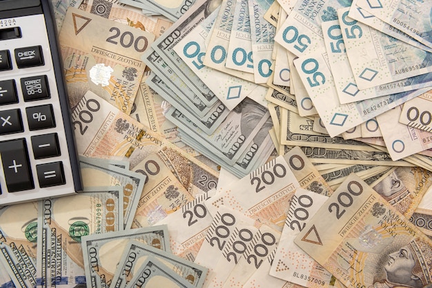 Concepto de negocio con calculadora y pln polaco 200 billetes de cambio o contabilidad