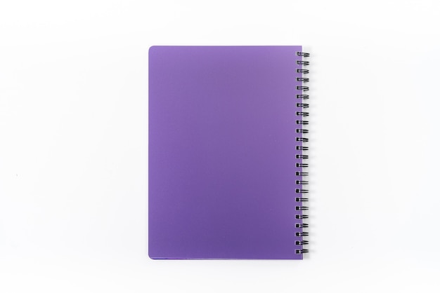 Concepto de negocio: colección de vista superior del frente del cuaderno espiral kraft, página abierta púrpura y blanca aislada en el fondo para la maqueta