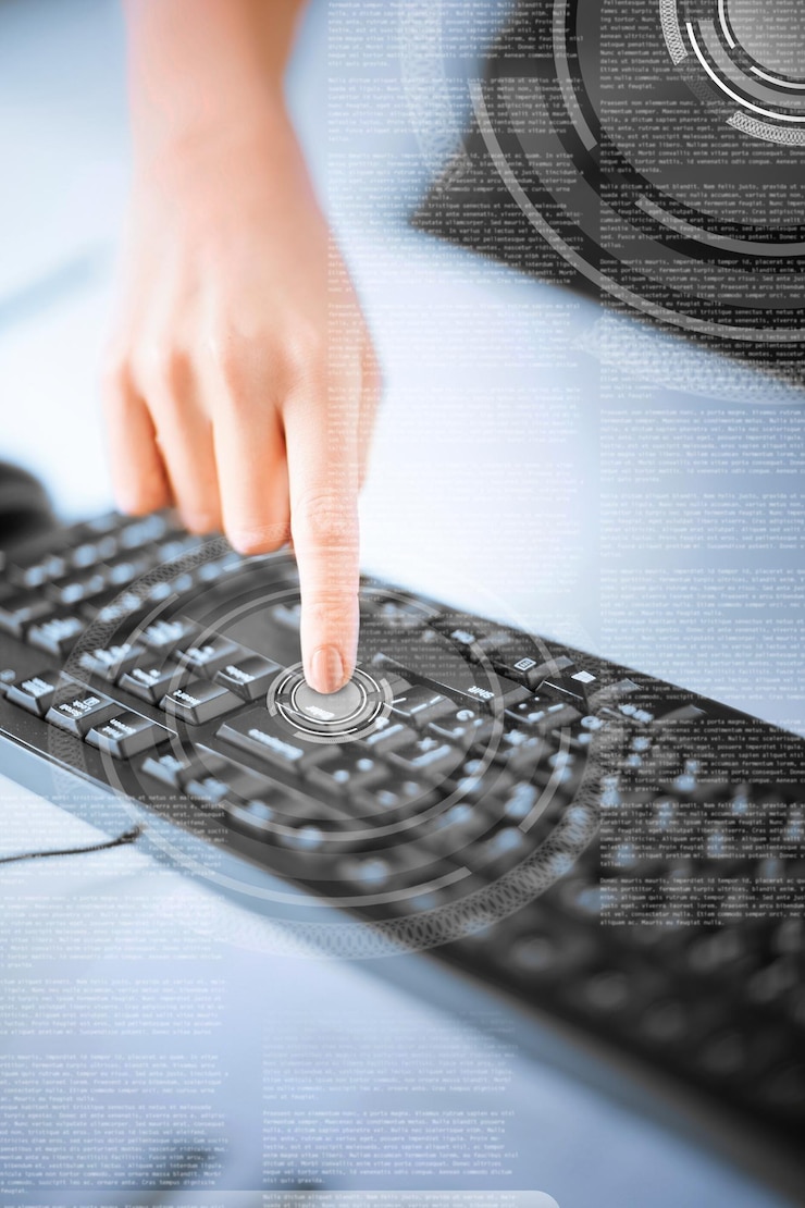 Foto concepto de negocio, educación y tecnología - mano de mujer presionando el botón enter en el teclado