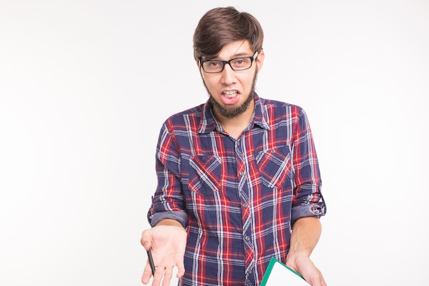 Concepto de negocio y emociones - Retrato de hombre enojado gritando a la cámara