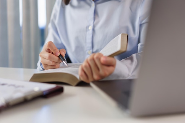 Concepto de negocio Empresaria leyendo datos de inversión en el libro para prepararse para un nuevo proyecto