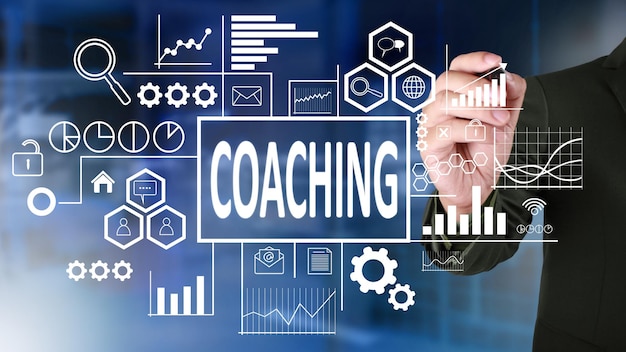Concepto de negocio Empresario escribiendo palabras de entrenamiento en pantalla virtual Diseño de tipografía de texto moderno