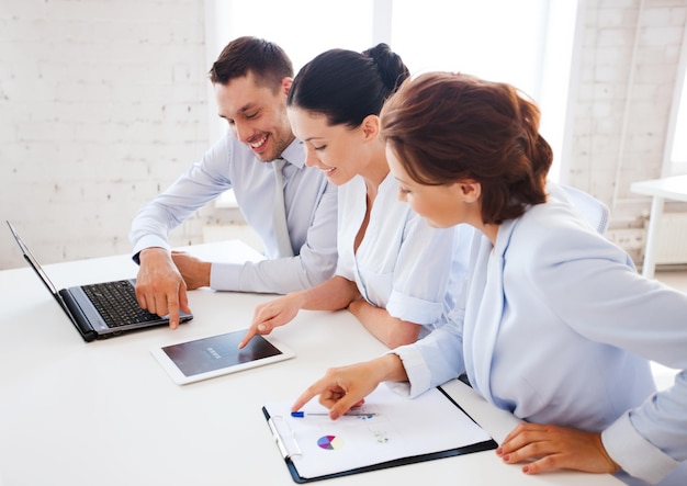 concepto de negocio - equipo de negocios trabajando con tablet pc y portátil en la oficina