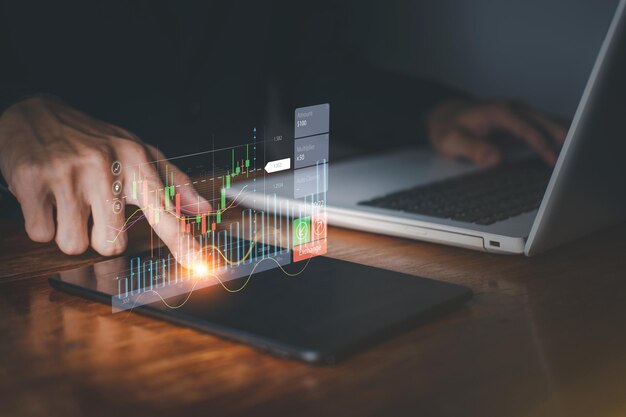 Foto concepto de negocio de éxito holograma táctil de mano de hombre de negocios de gráfico de acciones o gráfico de criptomonedas con tableta y portátil gráfico de estadísticas de portátiles y gráfico de crecimiento de caracteres