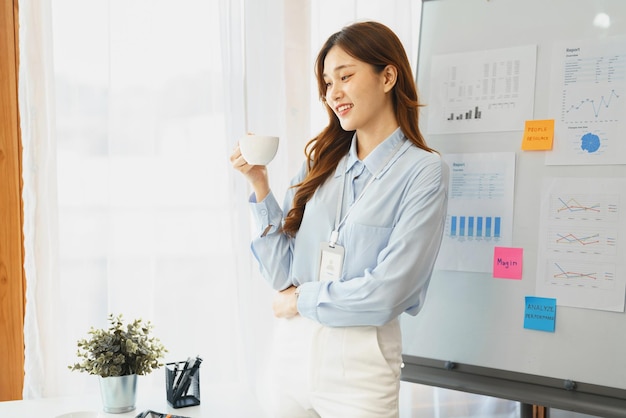 Concepto de negocio exitoso Empresaria bebiendo café durante un descanso del trabajo duro