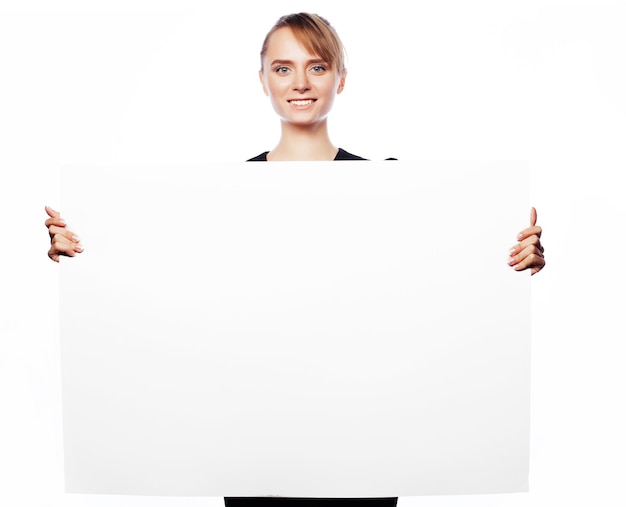 Foto concepto de negocio, finanzas y personas: mujer de negocios joven sonriente feliz mostrando letrero en blanco, sobre fondo blanco