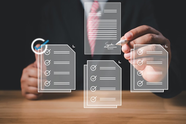 El concepto de negocio de la firma electrónica El empresario firma un documento electrónico