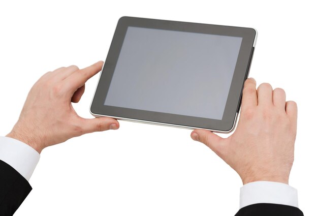 concepto de negocio, internet y tecnología - cerca de las manos del hombre sosteniendo tablet pc