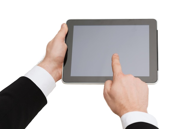 concepto de negocio, internet y tecnología - cerca de las manos del hombre tocando tablet pc