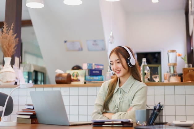 Concepto de negocio Mujer empresaria viendo una película en una laptop para relajarse en la oficina espacial de coworking