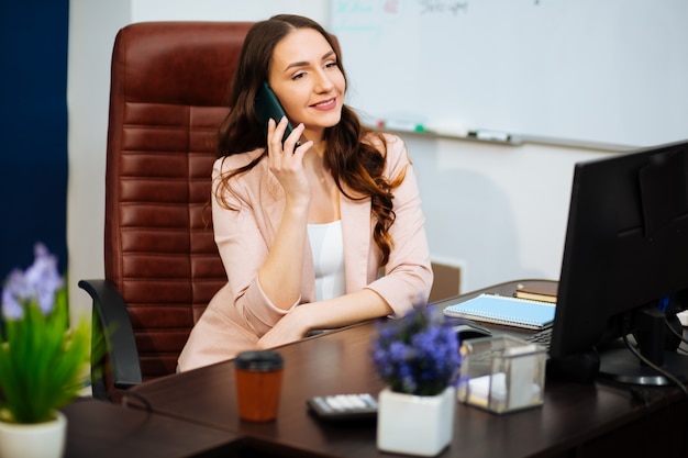 Concepto de negocio, mujer hablando por teléfono