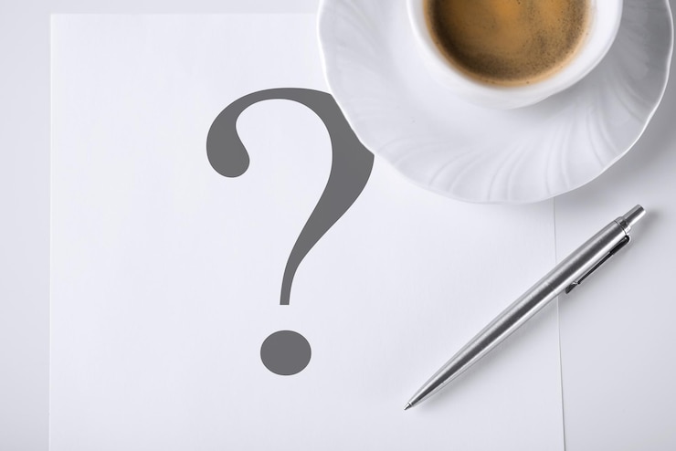 Foto concepto de negocio - nota con signo de interrogación y café