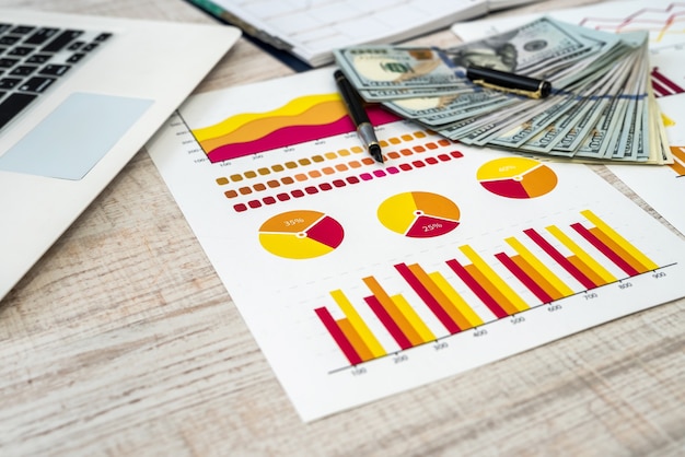 Concepto de negocio, oficina y dinero - papel gráfico o gráfico de dinero estadounidense en la mesa