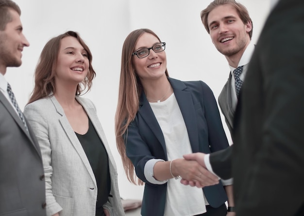 Concepto de negocio y oficina equipo de negocios sonriente