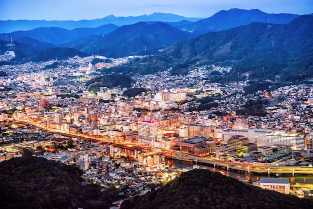 Concepto de negocio, paisaje urbano moderno de nagasaki al anochecer desde el monte inasa, vista aérea, espacio de copia