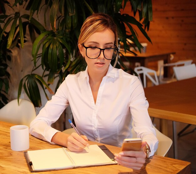 Concepto de negocio y personas de estilo de vida Firma de mujer de negocios