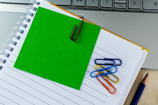 Concepto de negocio con portátil con portátil de papel de nota pequeña y suministros de oficina