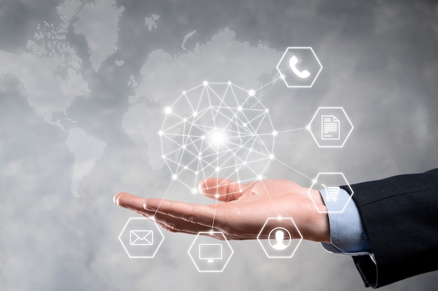 Concepto de negocio Primer plano de un hombre que usa un teléfono inteligente móvil y un ícono infográfico de la tecnología comunitaria digital.Concepto de alta tecnología y big data. imagen tonificada.