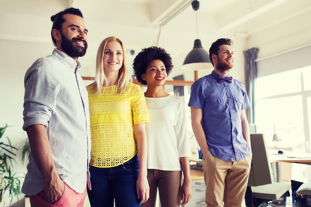 concepto de negocio, puesta en marcha y oficina - equipo de negocios feliz en la oficina