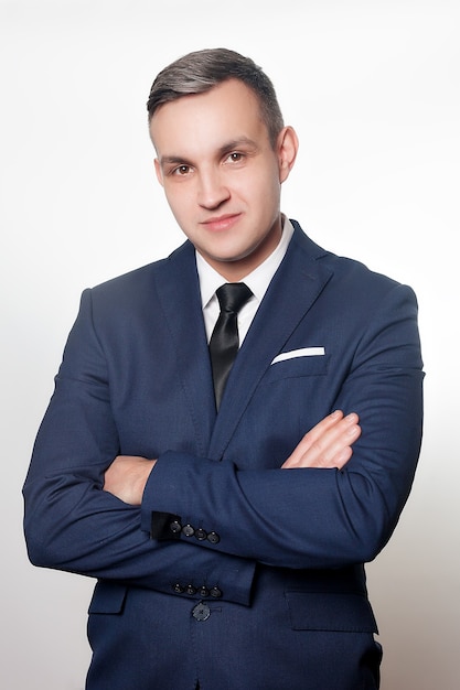 Concepto de negocio, salud, personas y estilo de vida - Retrato de hombre guapo con traje azul negro. Close Up retrato de joven alegre sonriente feliz joven