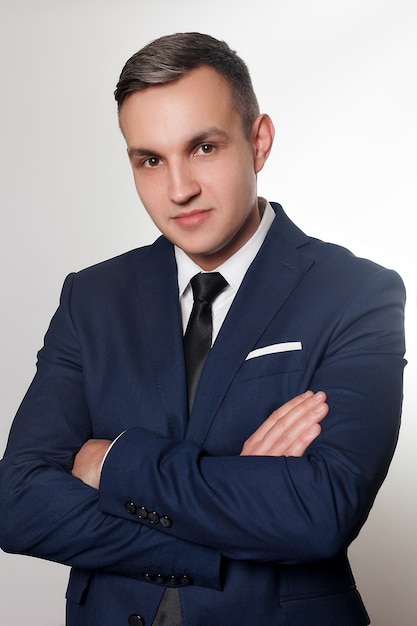 Concepto de negocio, salud, personas y estilo de vida - Retrato de hombre guapo con traje azul negro. Close Up retrato de joven alegre sonriente feliz joven