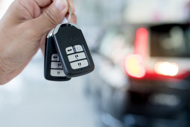 Foto concepto de negocio de servicio de valet parking con personas que manejan la llave del automóvil