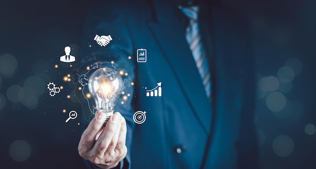Concepto de negocio tecnología de aplicación de conexión a Internet global marketing digital financiero y bancario tecnología de enlace digital big data mujer de negocios con la mano sosteniendo una bombilla conexión a Internet