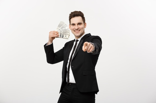 Concepto de negocio: traje de hombre de negocios guapo retrato con ventilador de efectivo en dólares aislado sobre fondo gris blanco.