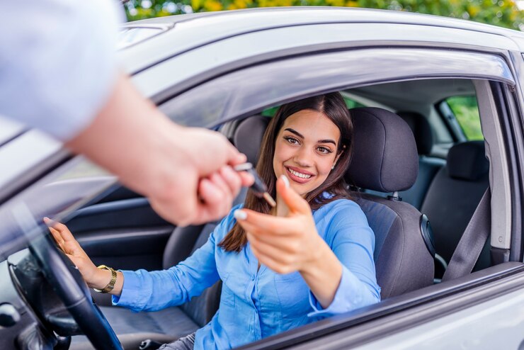 Concepto del negocio, de la venta del coche, del transporte, de la gente y de la propiedad del automóvil - cercano para arriba del coche sa