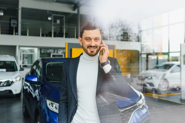 Concepto de negocio, venta de coches, consumismo y personas