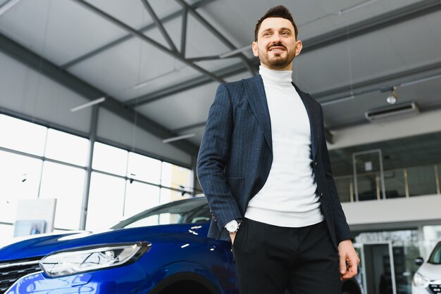 Foto concepto de negocio, venta de coches, consumismo y personas