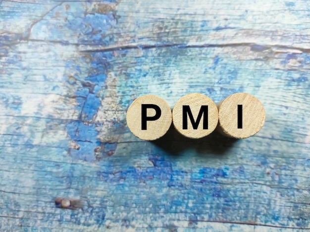 Concepto de negocio Word PMI escrito en cilindro de bloque sobre un fondo de madera