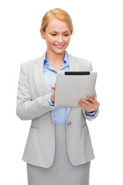 concepto de negocios, internet y tecnología - mujer sonriente mirando la computadora de tablet pc