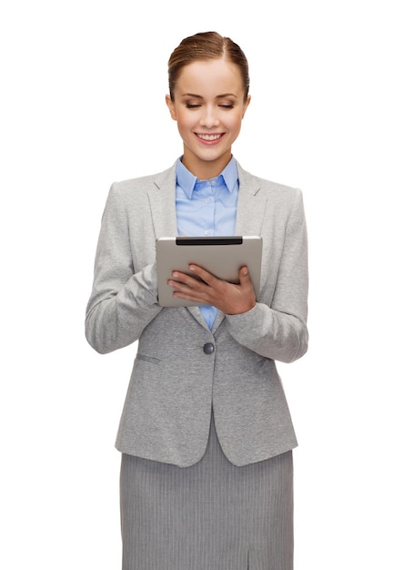 concepto de negocios, internet y tecnología - mujer sonriente mirando la computadora de tablet pc